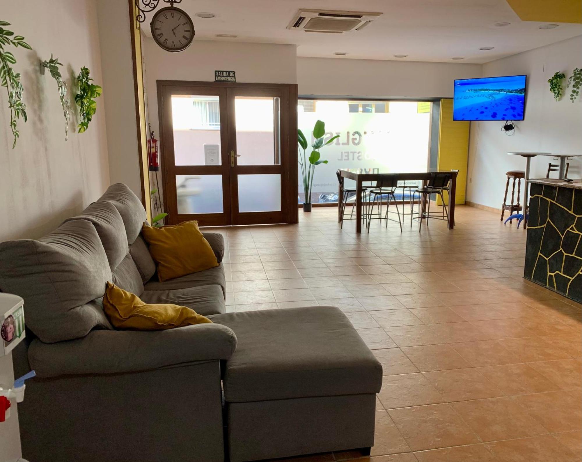 Spanglish Hostel Benidorm Exterior photo